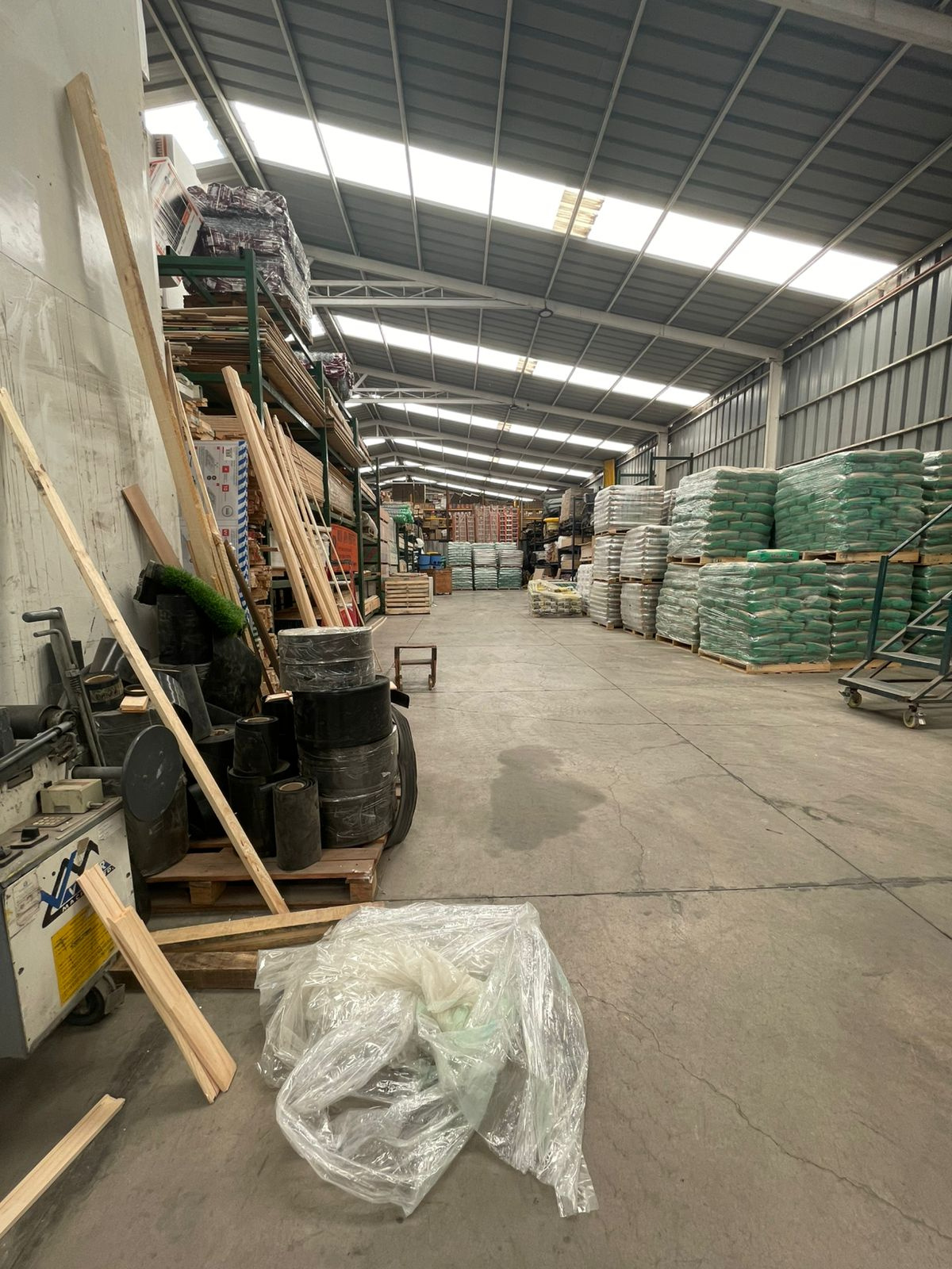 Tenemos bodegas de gran almacenaje